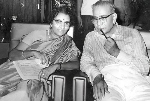 वसंतराव और वत्सलाबाई एक शांत पल में।