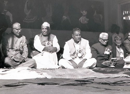 वसंतराव और यशवंतराव साहित्यकारों के साथ।