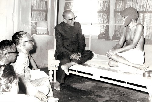 आचार्य विनोबा भावे के साथ वसंतराव।